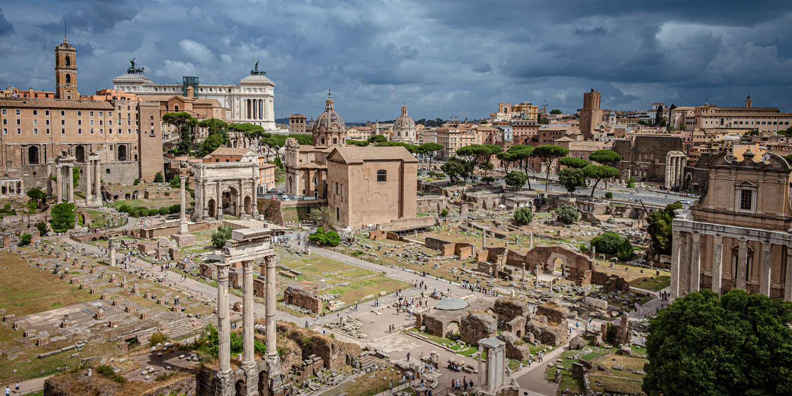 Visitors planning the Colosseum, Roman Forum and Palatine Hill in Rome